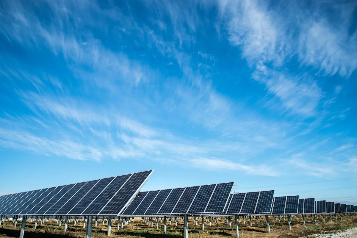 Ombrière solaire photovoltaïque sur parking d'entreprise au Maroc